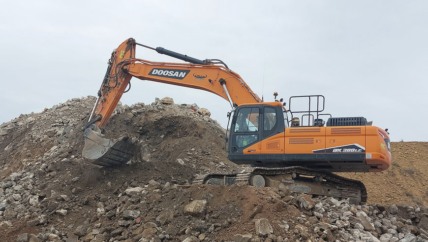 DOS EXCAVADORAS DOOSAN EN UNA PLANTA DE RECICLAJE